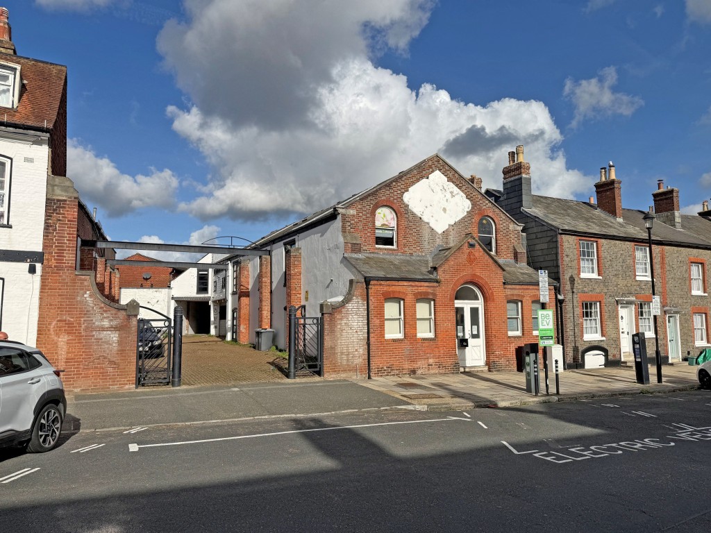 Lot: 69 - TOWN CENTRE OFFICE BUILDING WITH PARKING - View of property from the pavement